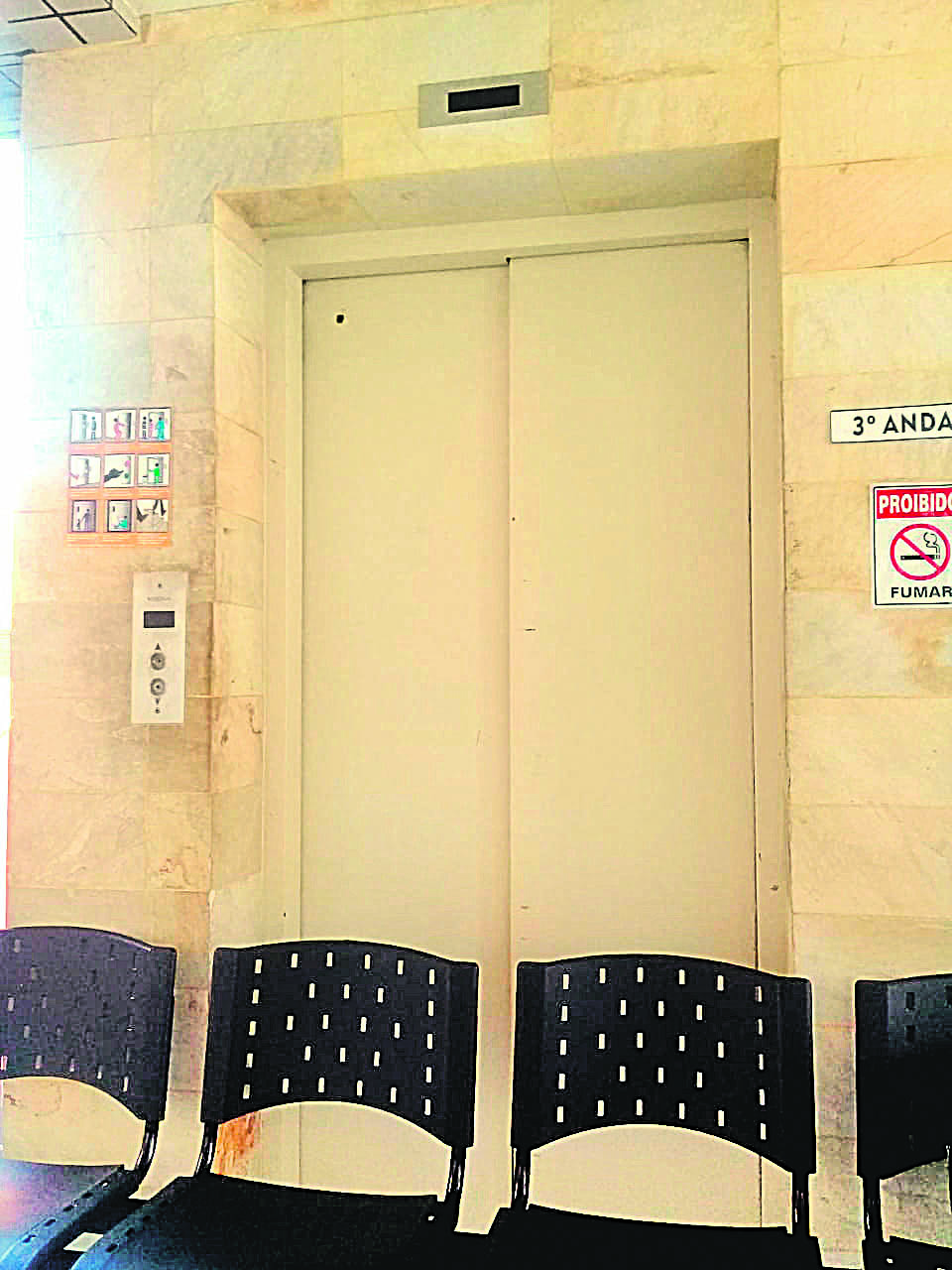 Elevador parado na US Arnaldo Magalhães Neto, no bairro Muquiçaba (Foto: Paulo Theófilo Pires)