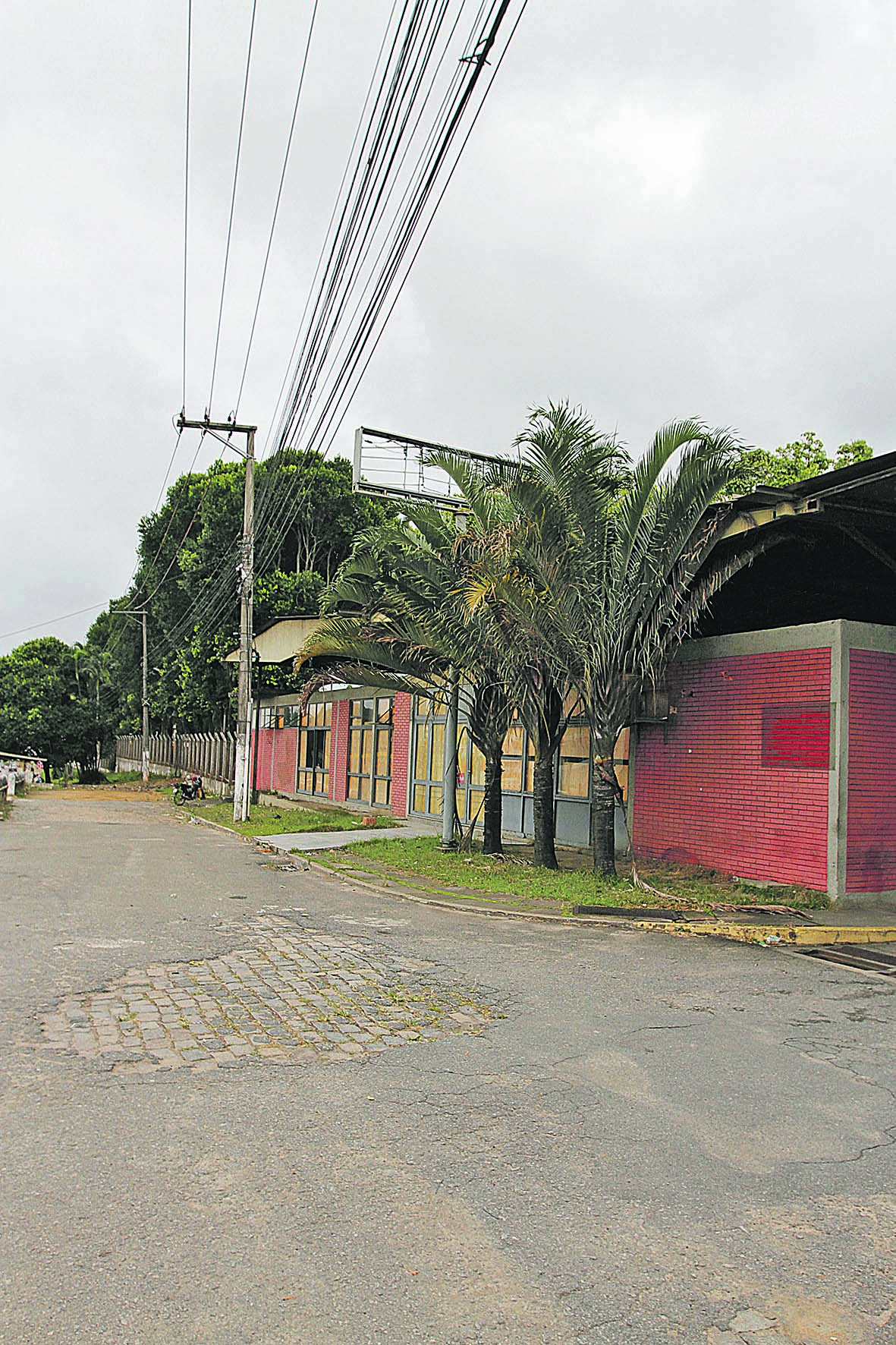 Imóvel onde, segundo leitor, moradores de rua passaram a ocupar (Foto: Fábio Nunes / AT)