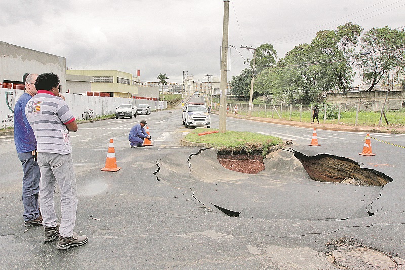Buraco aberto na avenida Barão do Rio Branco, em Colina de Laranjeiras. (Foto: Kadidja Fernandes / AT)