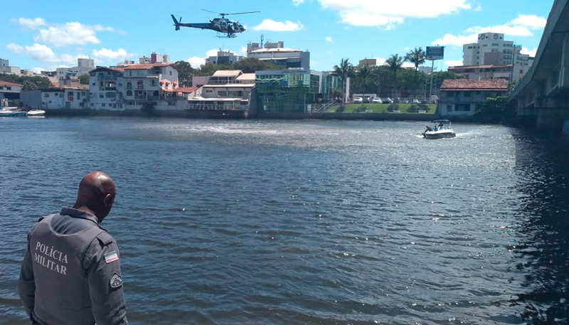 Jovem pulou da ponte para tentar fugir da polícia (Foto: Divulgação / PMES)