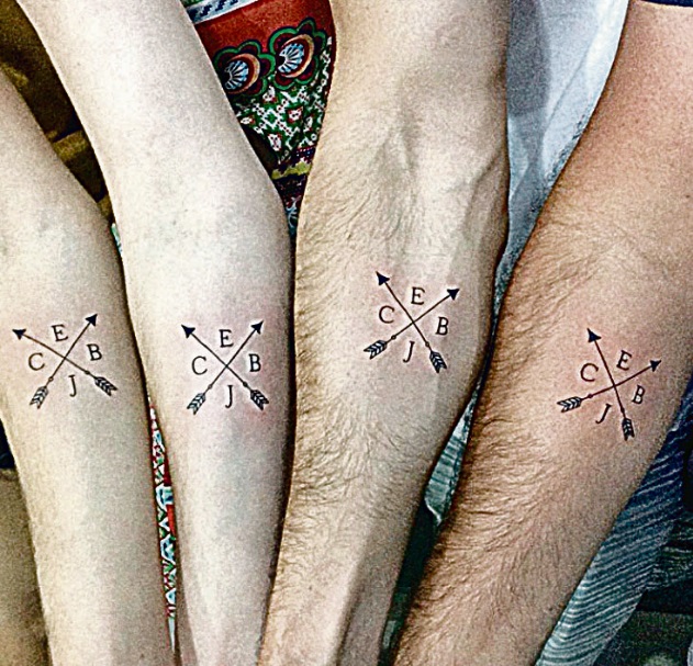 Pais, filhos, irmãos e até avós e netos usam tatoos para representar o amor (Foto: Divulgação/Tuatara Tattoo)