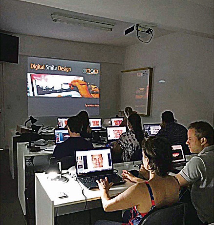 Dentistas durante curso oferecido no Instituto de Odontologia Vitória (Foto: divulgação/Inovi)