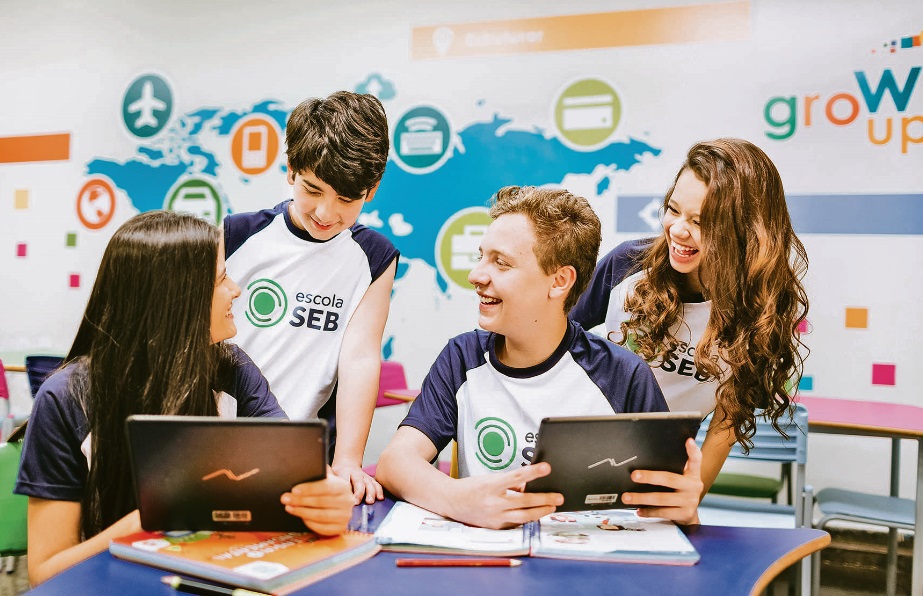 Na SEB, a consciência reflexiva dos alunos é estimulada pela troca de experiências e pesquisas por meio de novas técnicas, explorando possibilidades (Foto: Divulgação/Escola SEB)