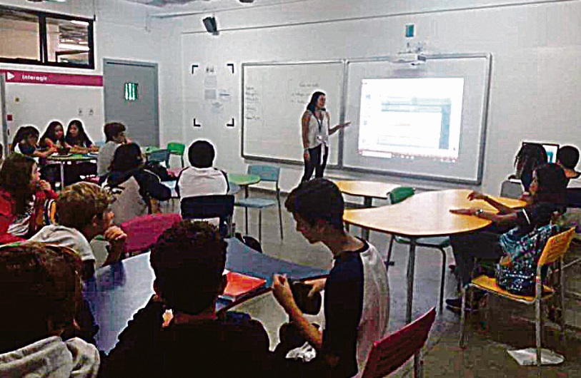 Professora em sala de aula: utilização de recursos audiovisuais (Foto: Reprodução/Facebook)