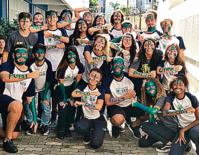 Alunos do Terceirão da Escola SEB aprovados em vestibulares neste ano (Foto: Reprodução/Facebook)