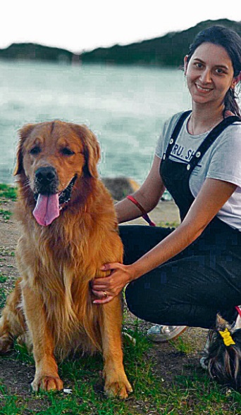 Cookie e sua tutora, Nathany: o cão da raça golden retriever participa de projeto em que auxilia crianças com síndrome de Down. “O cão é dócil, gosta de companhia e de agradar às pessoas. Sinto faz bem para as crianças e para ele também”, conta a tutora (Foto: Divulgação/SOS Hospital e Clínica Veterinária)