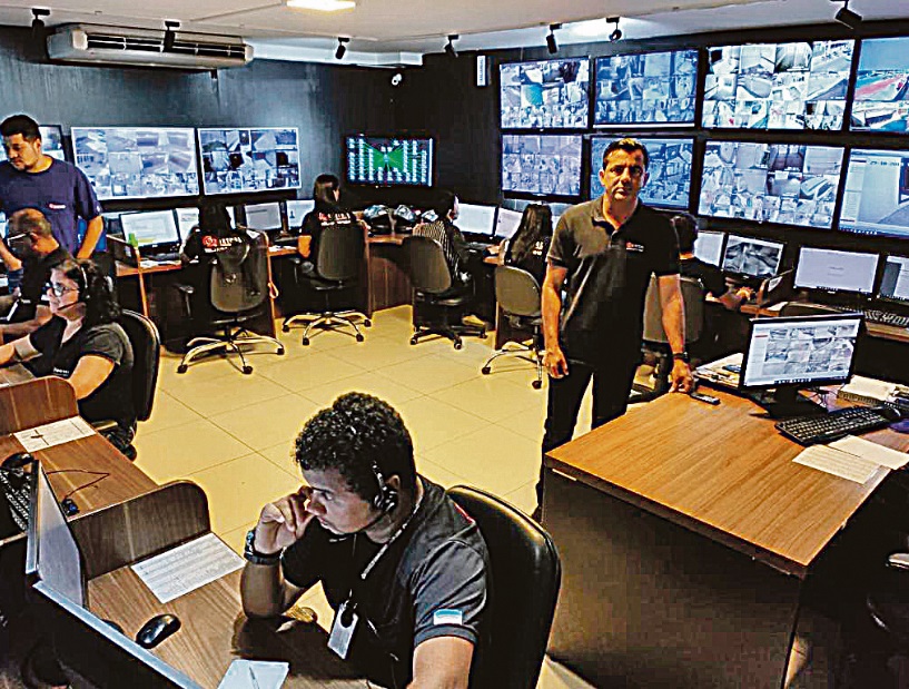 Central de monitoramento controla o fluxo de pessoas no condomínio como se fosse um porteiro, mas através de tecnologia não-presencial (Foto: Divulgação)