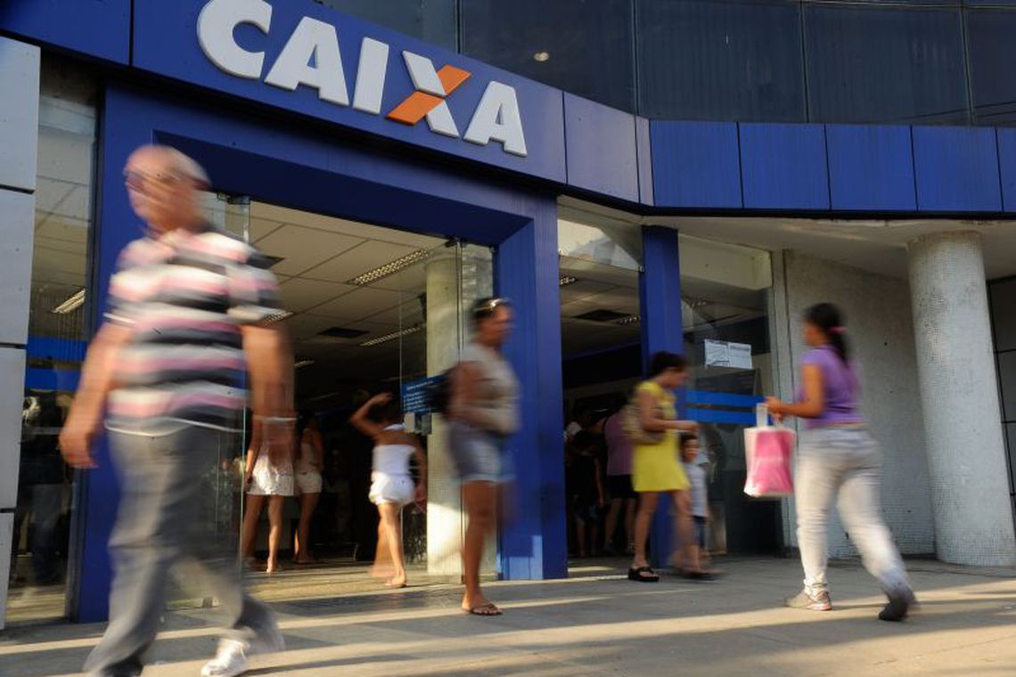 Os capixabas têm de ir a uma agência da Caixa Econômica Federal para comprovar a identidade e não ter o benefício do governo cancelado definitivamente (Foto: Tânia Rêgo/Agência Brasil)