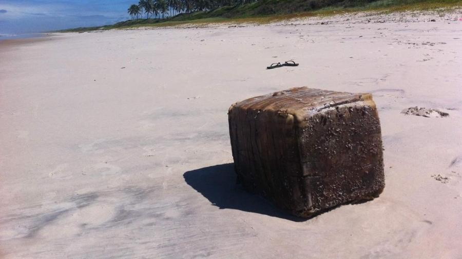 Caixas de borracha começaram a aparecer misteriosamente nas praias brasileiras há um ano (Foto: Divulgação/ Instituto Biota de Conservação)