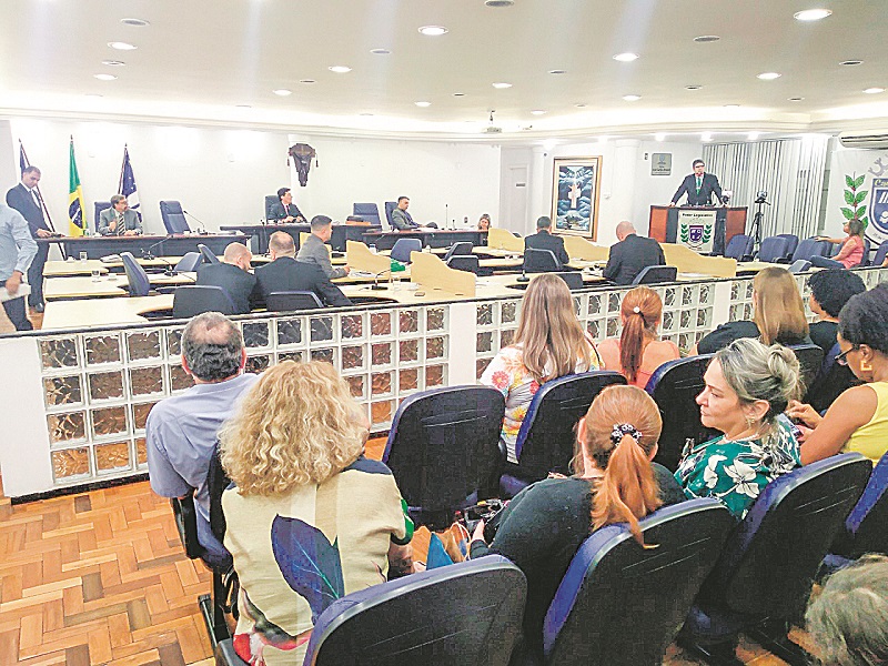 A Câmara de Vereadores de Cachoeiro aprovou, por unanimidade, na noite de terça, aumentos de salários do prefeito, do vice, dos secretários e dos parlamentares. (Foto: Alessandro de Paula)