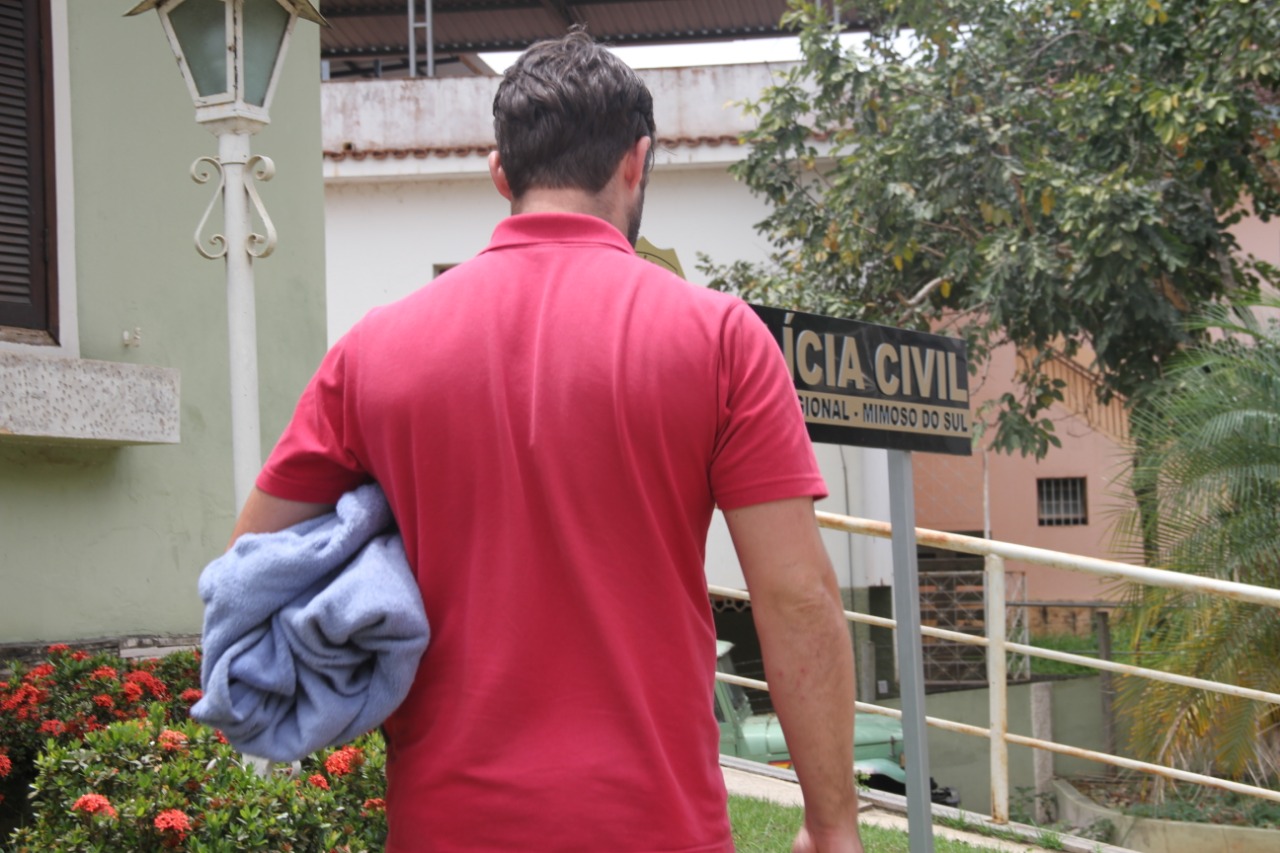 O caminhoneiro ficou cerca de quatro horas sob o poder de quatro criminosos na madrugada desta quinta-feira (24). (Foto: Beto Barbosa)