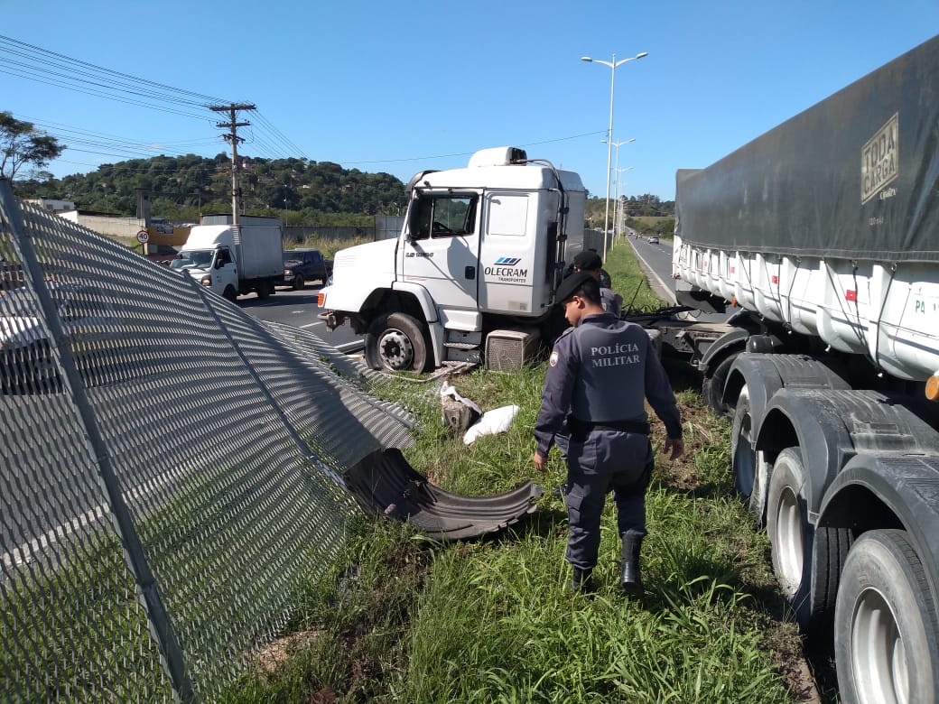 Caminhoneiro perde controle e bate em tela de proteção na Rodovia do Contorno. (Foto: Fábio Nunes)