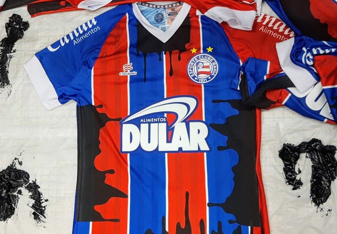 Camisa "manchada" foi divulgada nas redes sociais (Foto: Reprodução / Twitter)