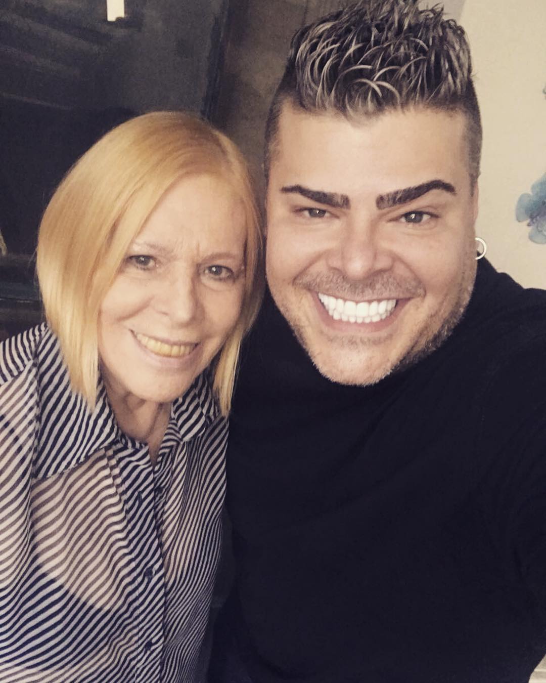 Vanusa ao lado do filho Rafael (Foto: Reprodução/ Instagram @vanusacantoraoficial)