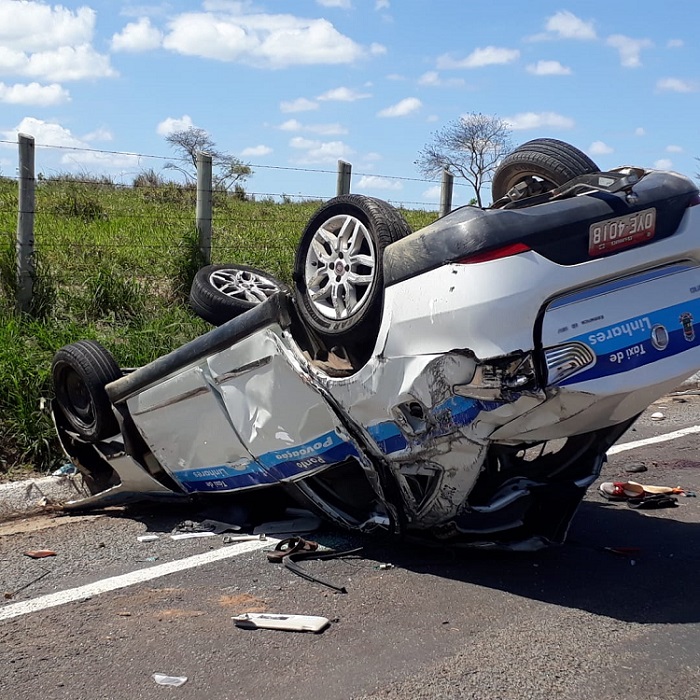 POlícia Civil investiga capotamento de táxi que deixou dois mortos e quatro feridos, em Linhares (Foto: Wilton Junior/AT)