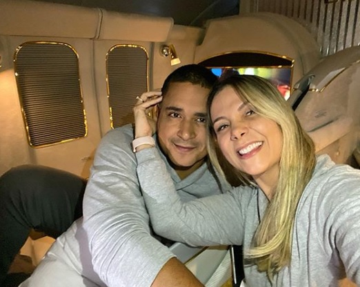 O cantor surpreendeu a amada com duas passagens para Dubai e Maldivas (Foto: Reprodução/ Instagram @carlaperezcpx)