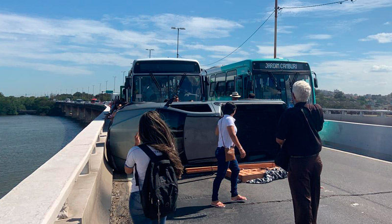 Veículo capotou e fechou as duas pistas no sentido Vitória (Foto: Kayque Fabiano / AT)