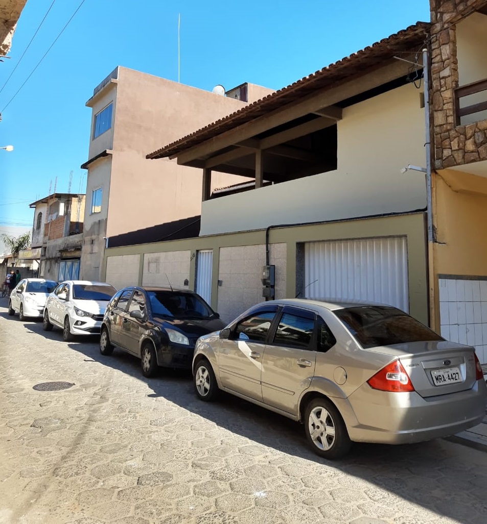 A polícia chegou na casa do prefeito de Piúma na manhã de quinta-feira (17). (Foto: Luciana Máximo)