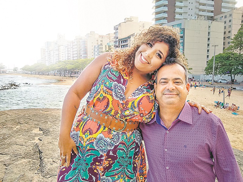 A empresária Keila Alves, 35, e o advogado Adir Rodrigues, 49, de Guarapari, namoram há 11 anos e há cinco decidiram viver juntos (Foto: roberta bourguignon)