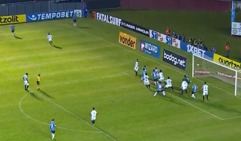 O revés mais recente, contra o Grêmio, por 2 a 1, fora de casa, foi o estopim para protestos de torcedores (Foto: Reprodução/ SporTV/ Premiere)
