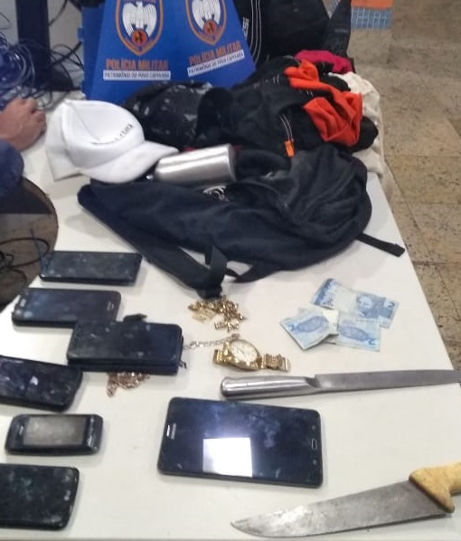 Os pertences das vítimas assaltadas dentro do Transcol foram recuperados. (Foto: Divulgação/PM)