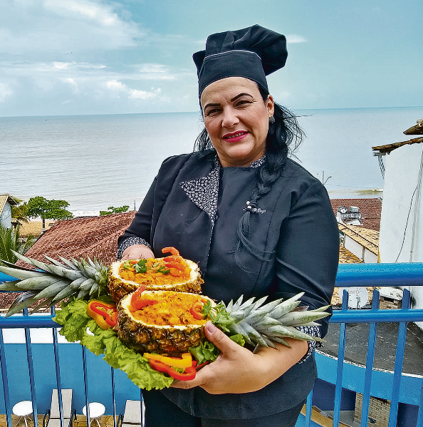 A chef Andrea Braga criou o risoto   de frutos do mar com lula, camarão, polvo e peixe, servido  no  abacaxi (Foto: Roberta Bourguignon/AT)