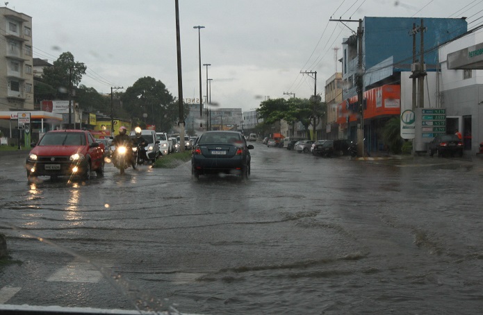 Chuva deixa rodovia Carlos Lindenberg alagada em Cobilândia, nesta sexta (Foto: Antônio Moreira/AT)