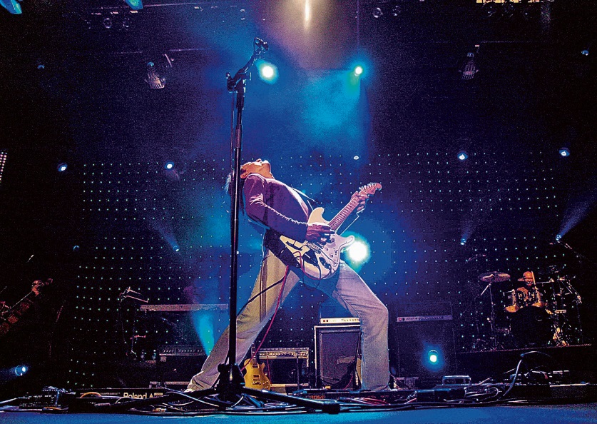 “Hoje, tenho umas 14 guitarras”, conta Cláudio, que possui uma igual à do John Lenno (Foto: Divulgação)