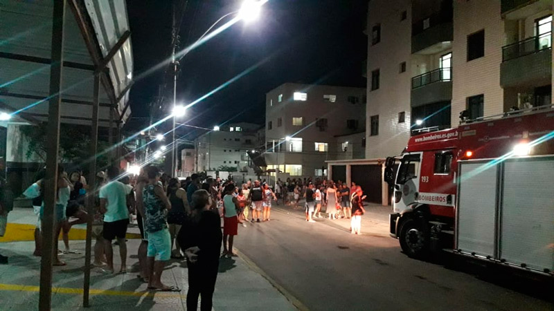Agentes do Corpo de Bombeiros estiveram no prédio para socorrer a criança (Foto: Roberta Bourguignon / AT)