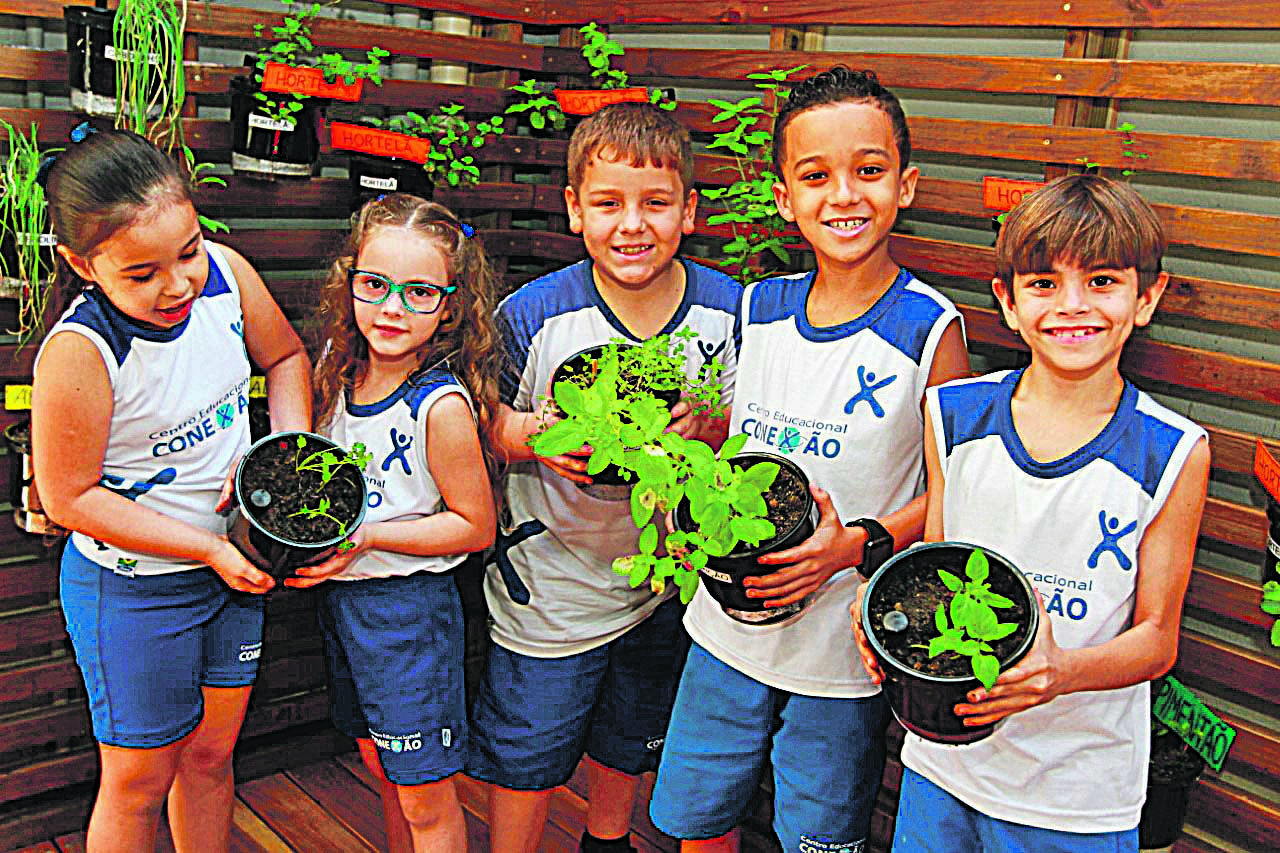 Alunos cuidam da horta da escola: aprendizado para toda a vida (Foto: Antonio Moreira)