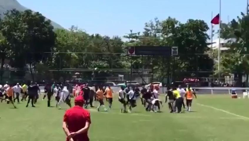 Confusão entre jogadores de Flamengo e Vasco após vascaíno citar incêndio. (Foto: Reprodução)