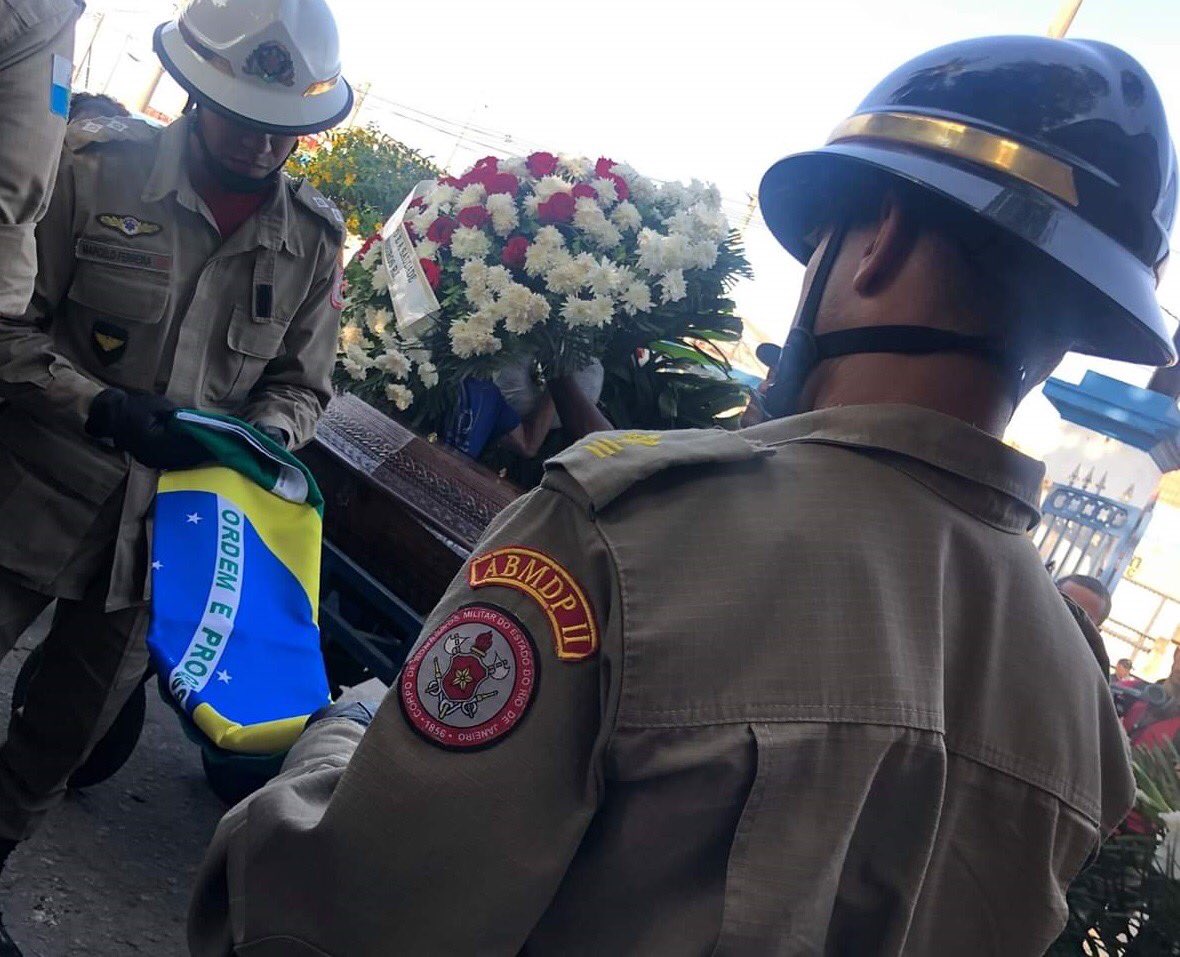 Corpos de três bombeiros foram enterrados no sábado (Foto: Reprodução / Twitter)