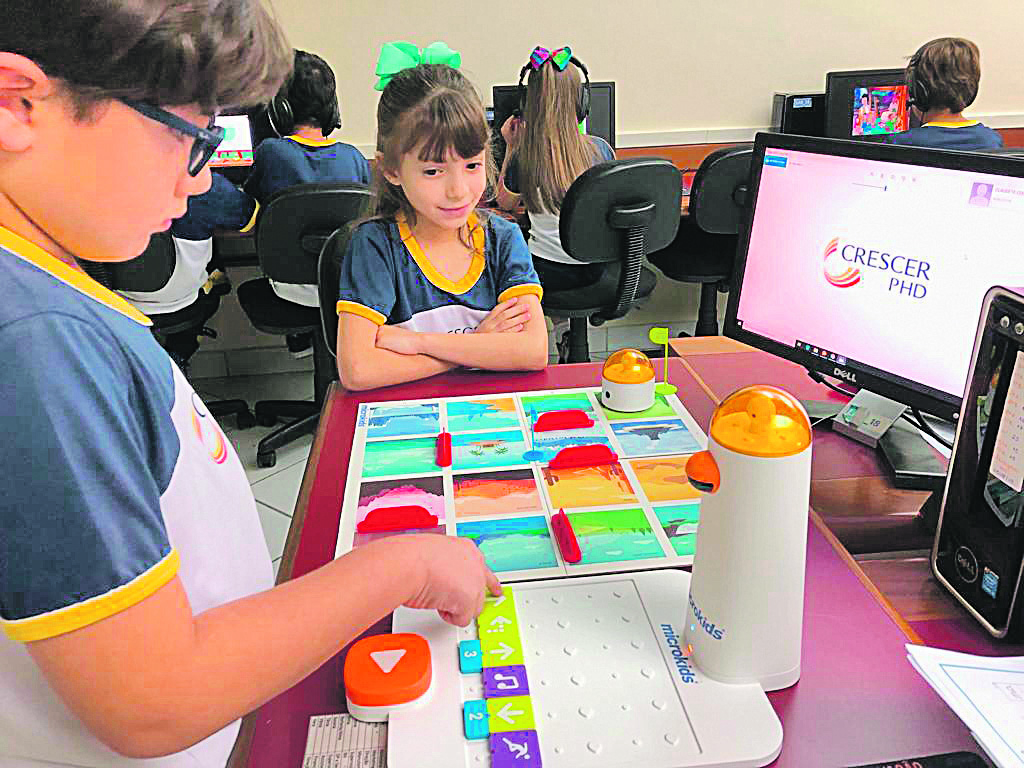 Brincadeiras com blocos e códigos secretos são algumas práticas usadas para desenvolver o letramento digital (Foto: Divulgação/ Crescer PHD)