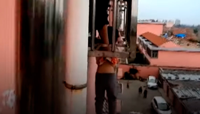 Agentes dos bombeiros agiram para retirar o menino (Foto: Reprodução)