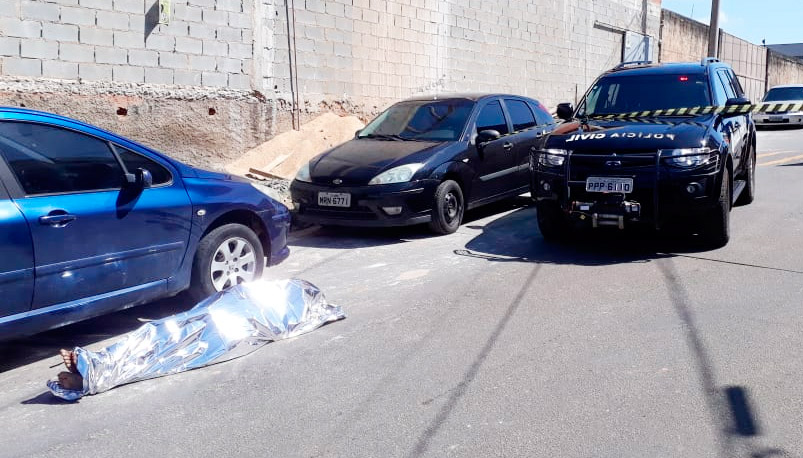 Suspeito morreu pouco depois de bater com o carro em um poste. (Foto: Patrícia Maciel)