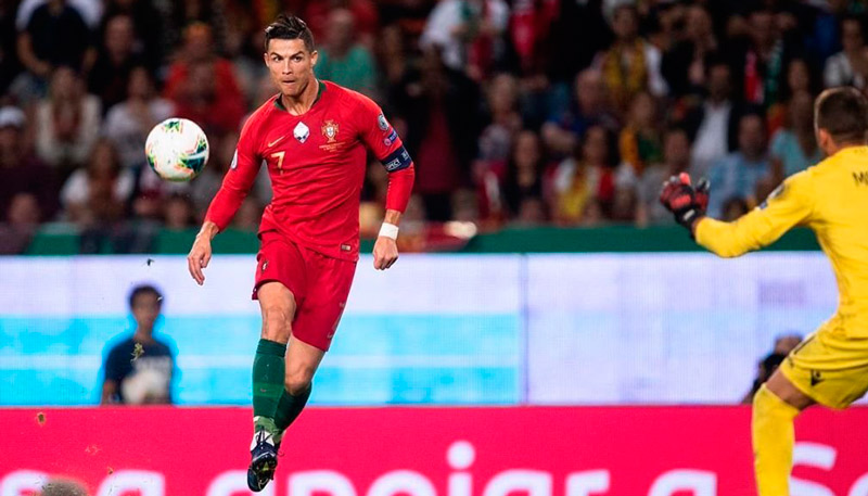 Cristiano Ronaldo marcou gols contra Luxemburgo (por cobertura) e Ucrânia (Foto: Reprodução / Twitter)