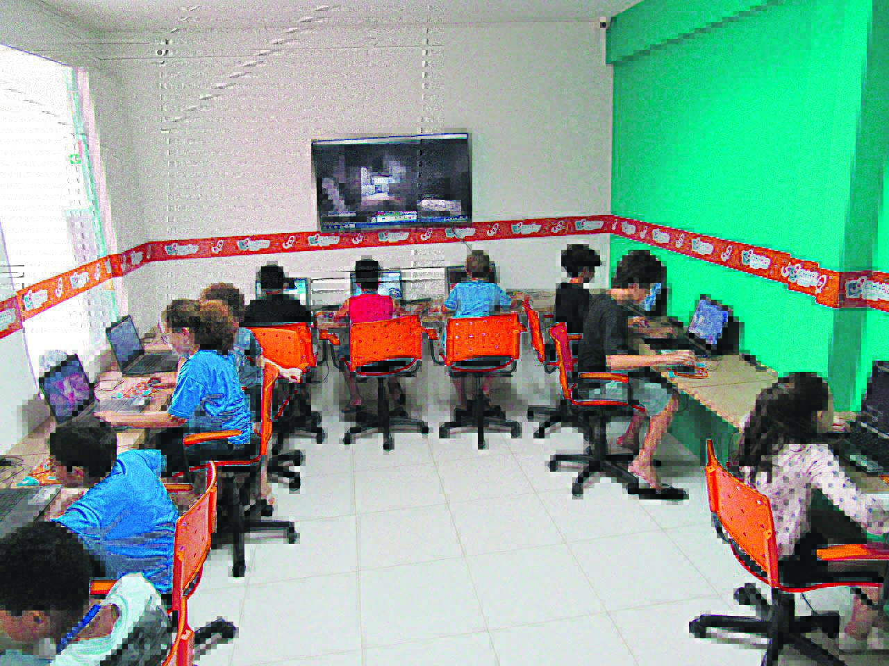 Crianças a partir de sete anos aprendem a programar desenvolvendo jogos virtuais, robôs e aplicativos de celular (Foto: Divulgação/ Ctrl+Play)