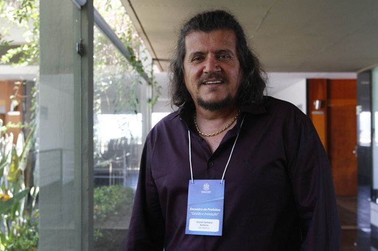 Daniel da Açaí, foi acusado pelo MPE por distribuir água para a população de São Mateus em meio à crise hídrica (Foto: Antonio Cosme)