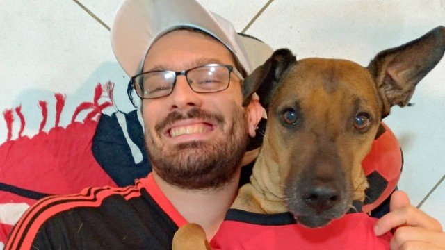 Danilo e sua namorada fizeram uma rifa para arrecadar dinheiro para tratar o câncer do cachorro Doze. (Foto: Acervo Pessoal)