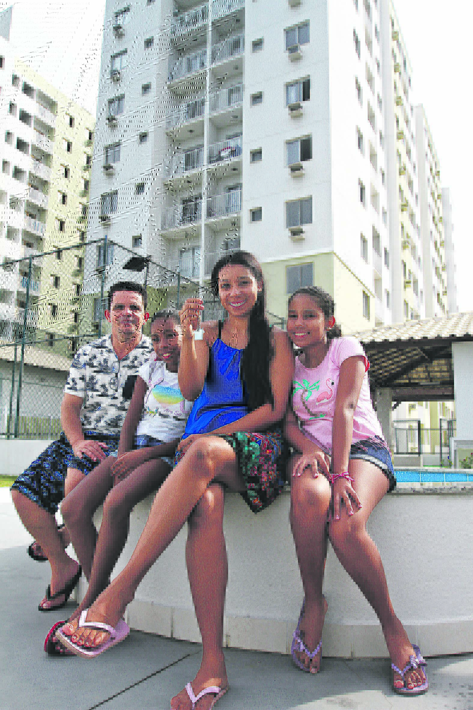 Verônica, Alex e as filhas Maria Luiza e Maria Eduarda curtem a casa nova (Foto: Dayana Souza/ AT)