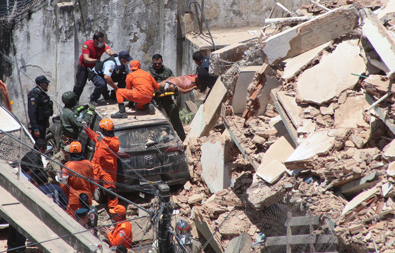 Corpo de Bombeiros do Ceará continuam trabalhando nos escombros do prédio residencial (Foto: LC Moreira / Agência Estado)
