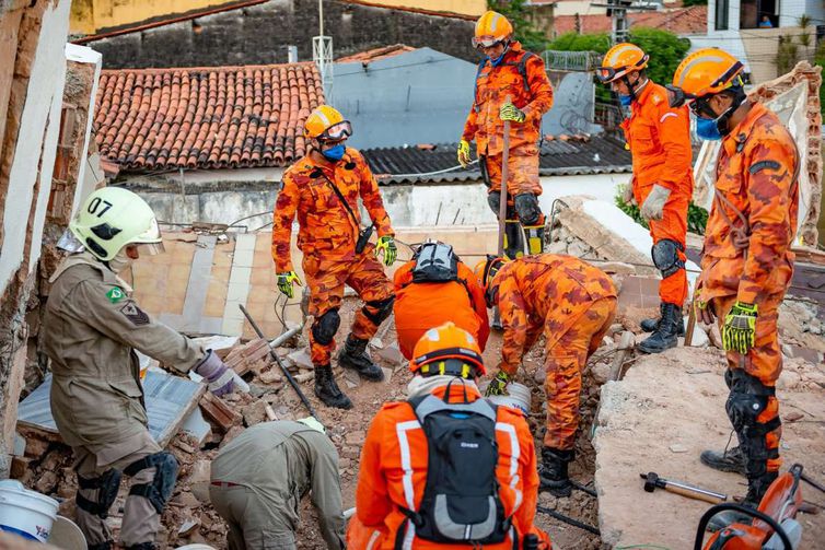 De acordo coma a Secretaria de Segurança, os trabalhos de busca das vítimas do desabamento do continuam ininterruptamente até que todas sejam retiradas dos escombros (Foto: Divulgação/ Secretaria da Segurança Pública e Defesa Social do Ceará)