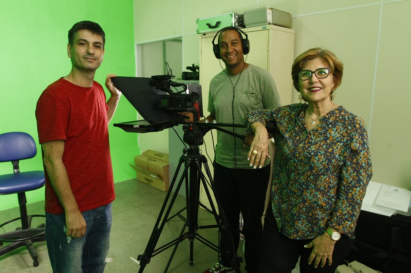 Os professores Ângela Saleme, Flaviano Freitas da Silva e André Wallace do Nascimento de Freitas fazem parte da equipe de profissionais que preparam as aulas on-line (Foto: Thiago Coutinho/ AT/ 02/10/19)