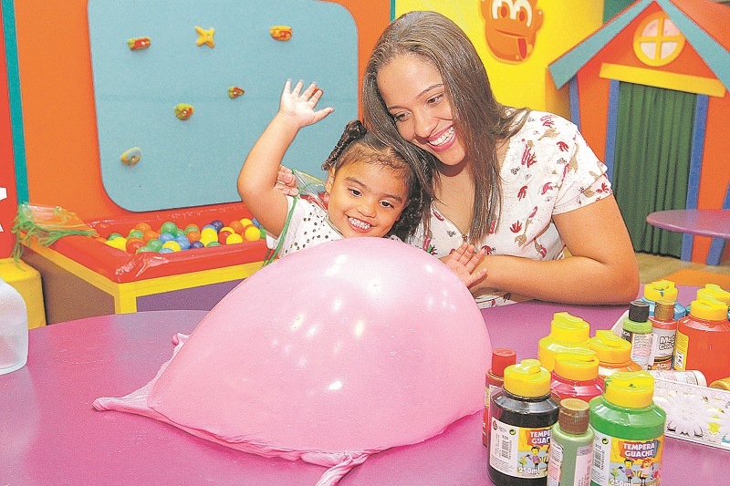 Mariana levou a filha Valentina para aproveitar o novo espaço de slime do Shopping Praia da Costa, em (Foto: Leone Iglesias/at)