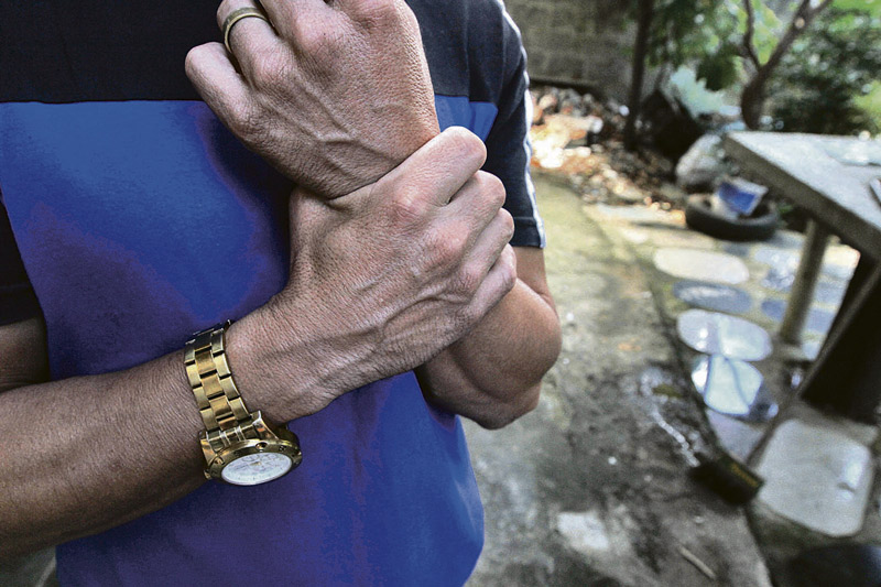 Dono da pistola foi autuado por porte ilegal de arma, pagou uma fiança de R$ 1 mil e foi liberado da delegacia (Foto: Fábio Nunes / AT)