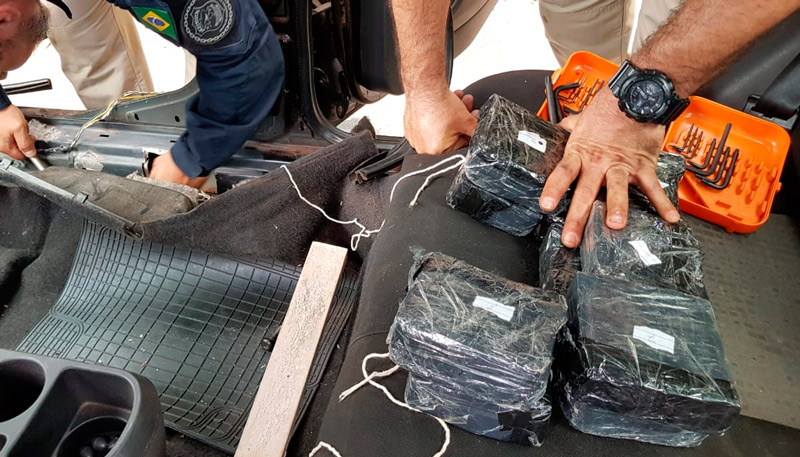 Droga estava escondida em um compartimento do veículo (Foto: Divulgação / PRF)