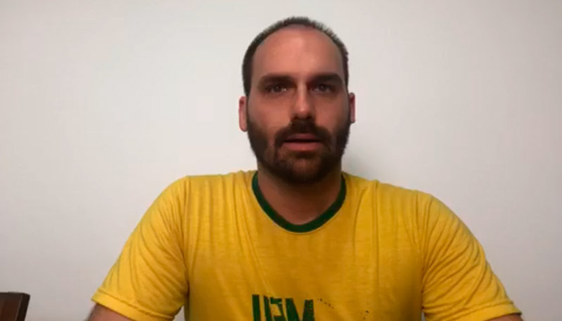 Eduardo Bolsonaro, duranta live (Foto: Reprodução / Facebook)