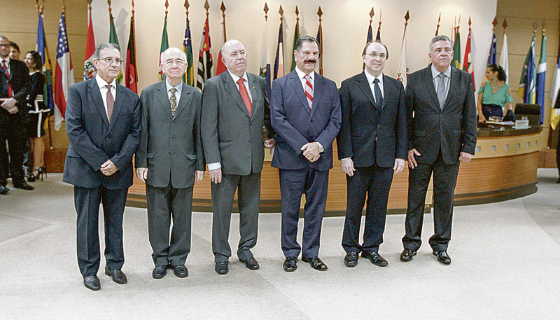 Desembargadores posam para foto oficial: presidentes eleitos do TJ-ES e do TRE-ES ficarão no cargo até 2021 (Foto: Fotos: Antonio Moreira/AT)