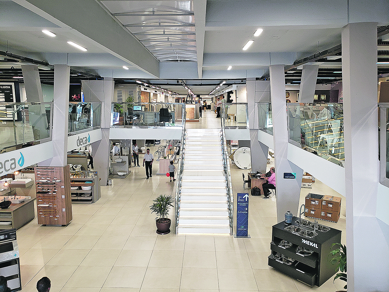 A empresa lançou um espaço diferenciado, construído no segundo piso da loja, que abriga um showroom de pisos com traços de tecnologia e design arrojados e inovadores (Foto: Divulgação/ Emidio Pais)