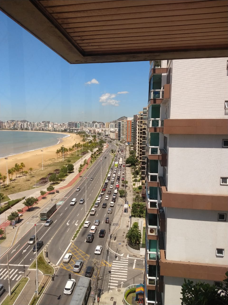 O engavetamento aconteceu por volta de 10 horas na Praia de Camburi (Foto: Foto do leitor)